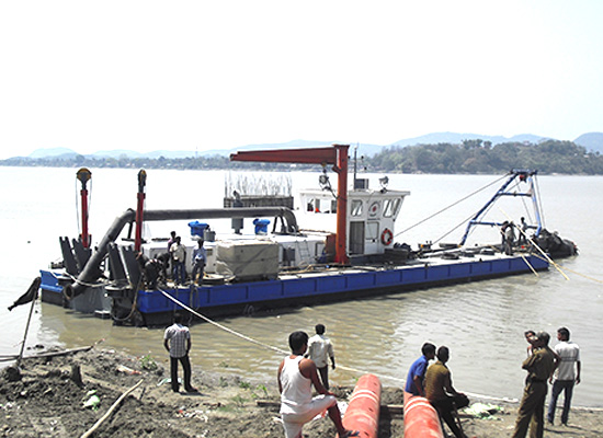 绞吸式抽沙船