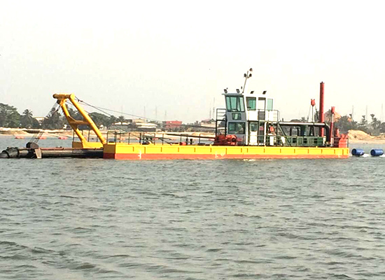 绞吸式抽沙船