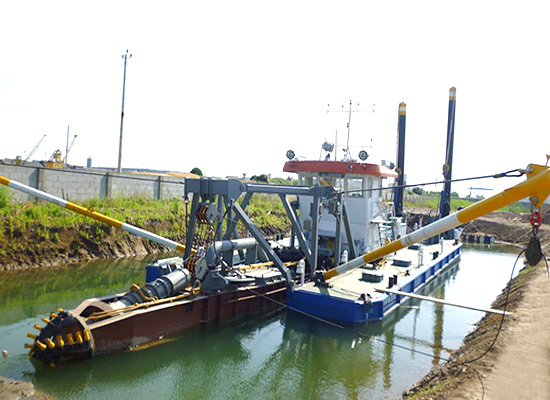 绞吸式抽沙船