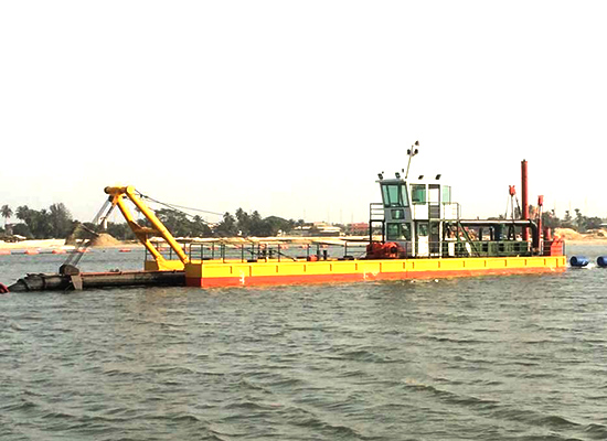 绞吸式抽沙船